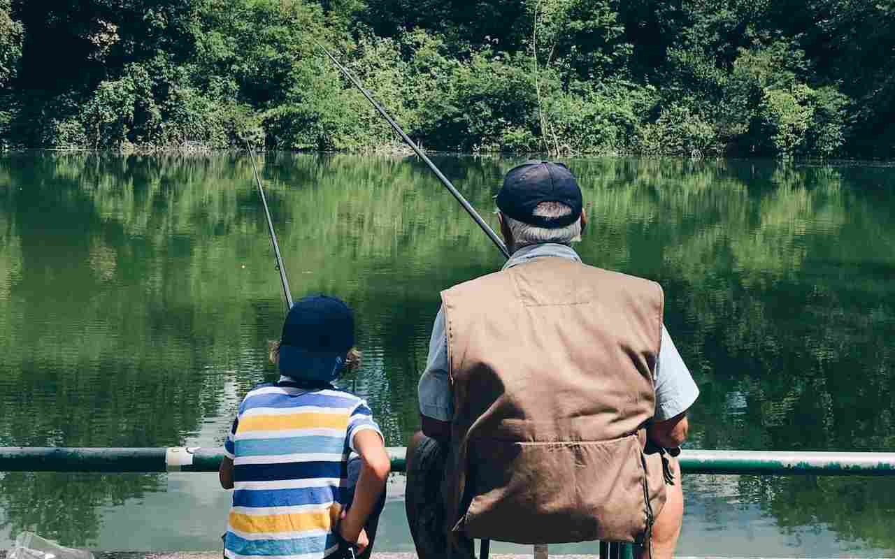Abuelo y nieto pescando juntos