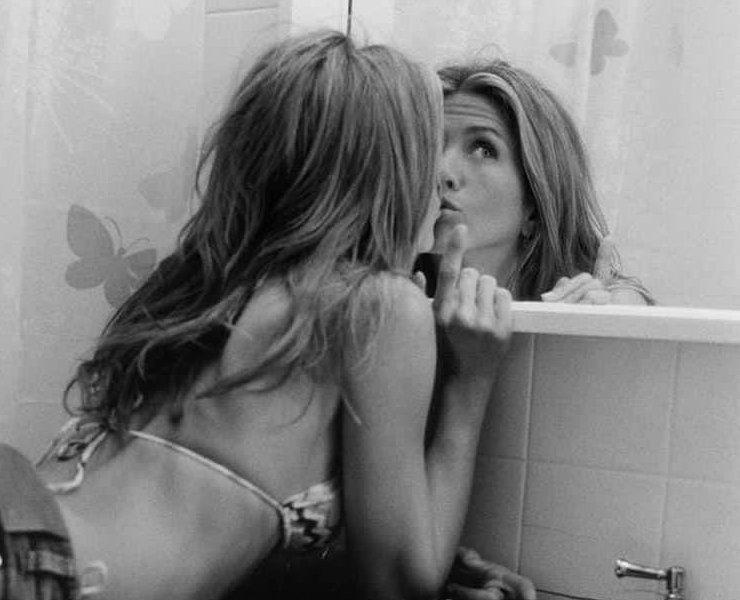 Jennifer Aniston, reflejo en el espejo