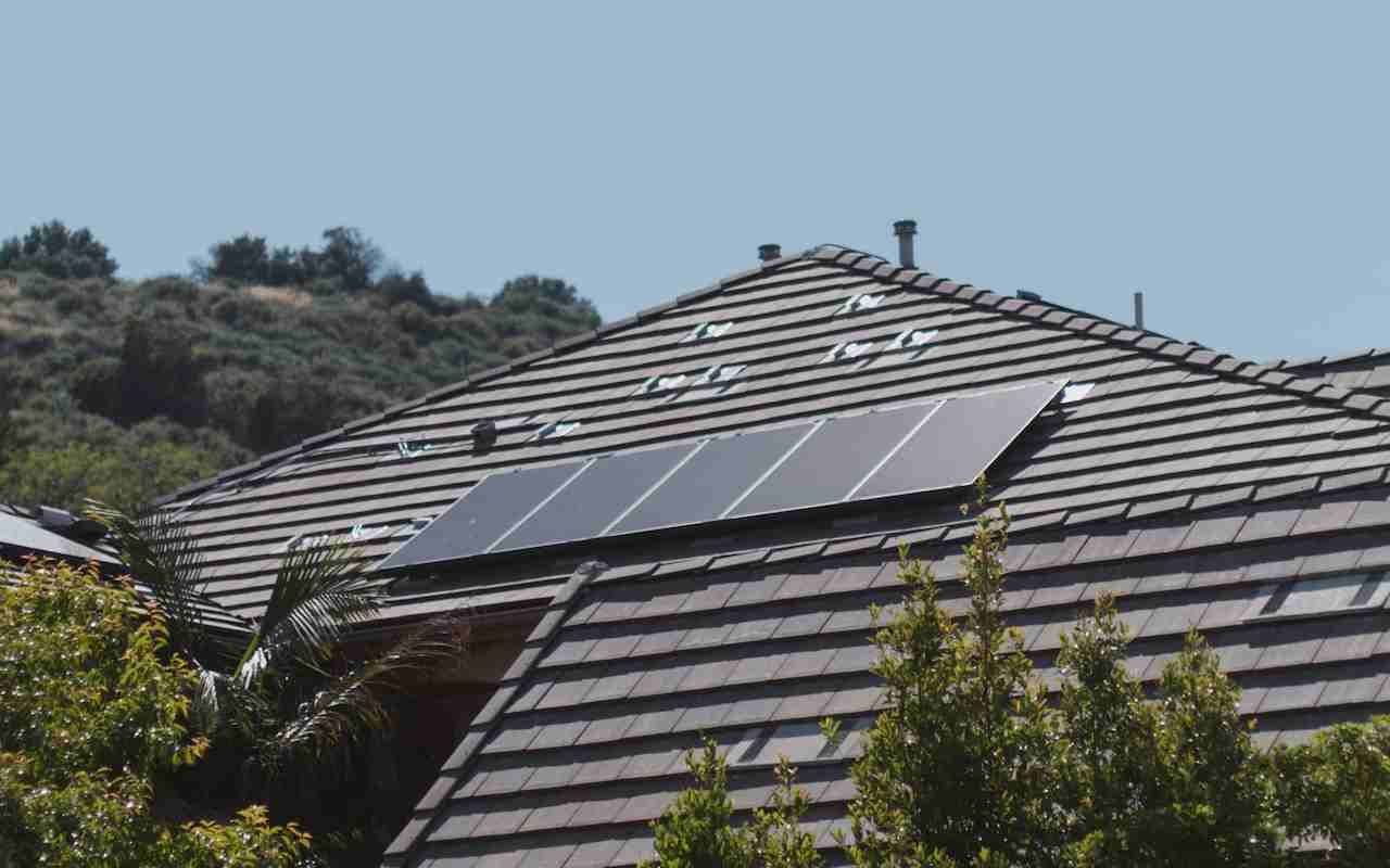 Placa solar en el tejado 