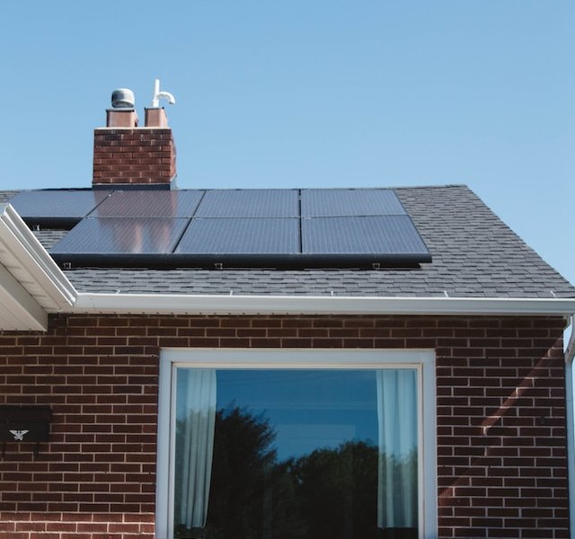 Placa solar en el tejado de una casa