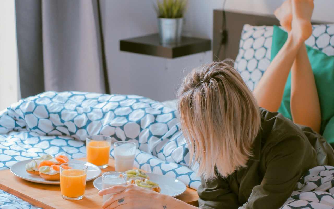 Chica desayunando en la cama - Unsplash