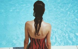 Chica en bañador - Unsplash