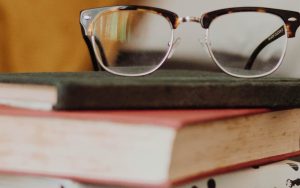 Gafas sobre libros - Unsplash