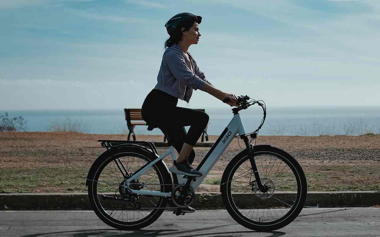 Mujer en bicicleta eléctrica - Unsplash