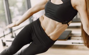 Mujer entrenando abdomen - Pexels