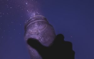 Tarro de cristal recogiendo estrellas - Unsplash