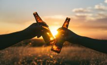 Brindis con cervezas - Unsplash