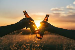 Brindis con cervezas - Unsplash