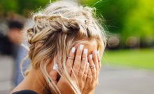 Mujer tapándose la cara - Unsplash